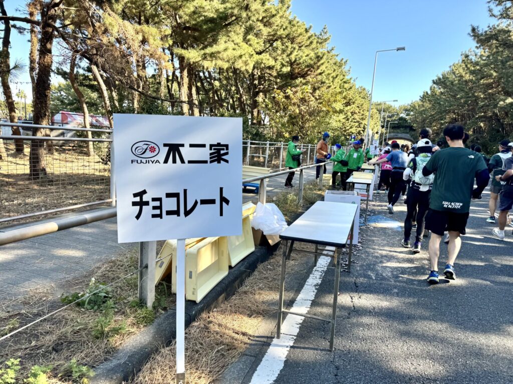 湘南国際マラソン 給食エイド チョコレート