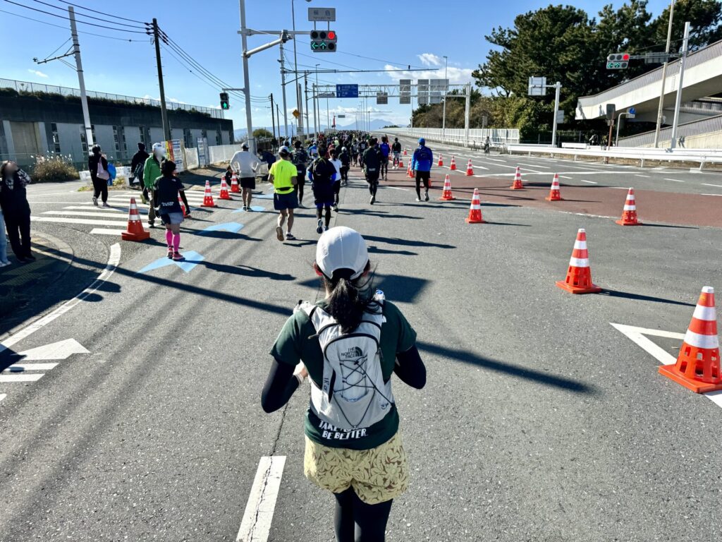 湘南国際マラソン 湘南大橋手前 向かい風つらい