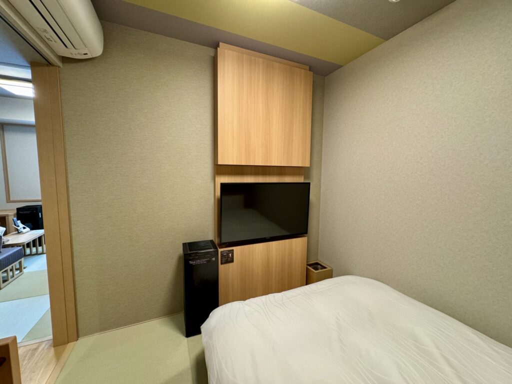 御宿野乃浅草別邸 シングルベッドとテレビ デラックストリプルルーム