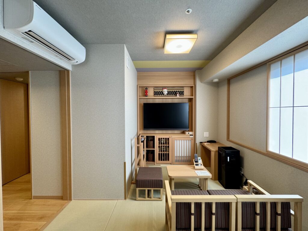 御宿野乃浅草別邸 ソファとテレビ デラックストリプルルーム