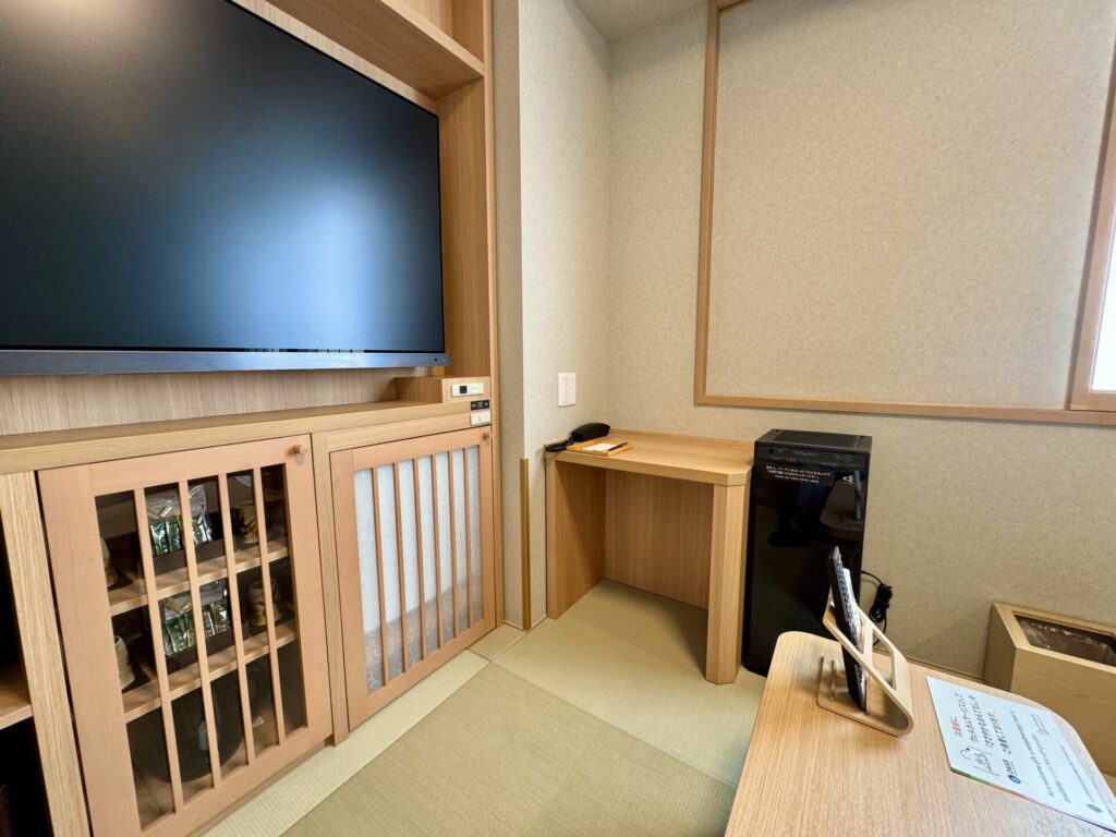 御宿野乃浅草別邸 テーブルとミニバー デラックストリプルルーム