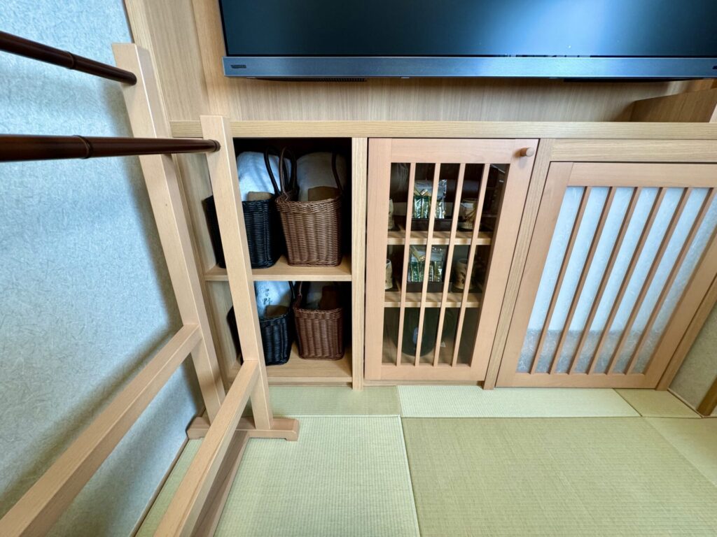御宿野乃浅草別邸 テレビ下の収納 デラックストリプルルーム