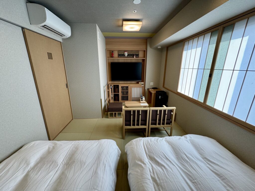 御宿野乃浅草別邸 ベッドからテレビの眺め デラックストリプルルーム