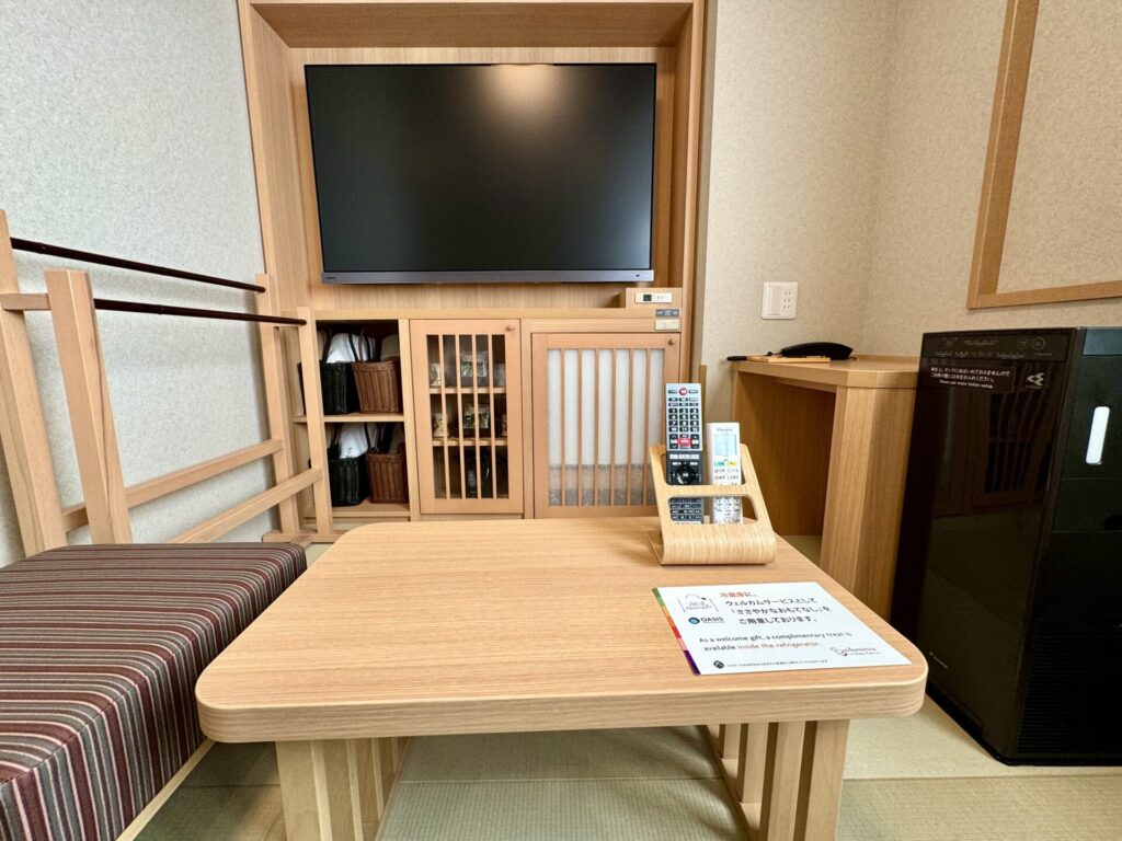 御宿野乃浅草別邸 ソファとテレビ デラックストリプルルーム