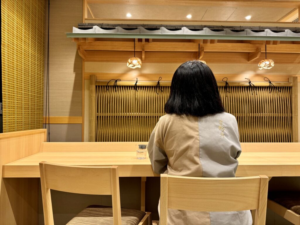 御宿野乃浅草別邸 食事処 羽衣茶寮 カウンター席に座る