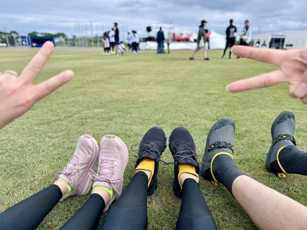 「17ENDハーフマラソン」完走証受け取り後は芝生でリラックスタイム