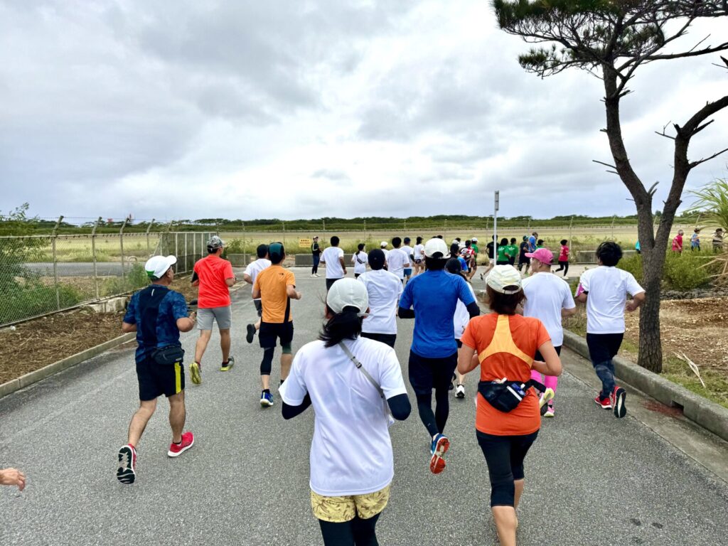 17ENDハーフマラソン 滑走路へ到着