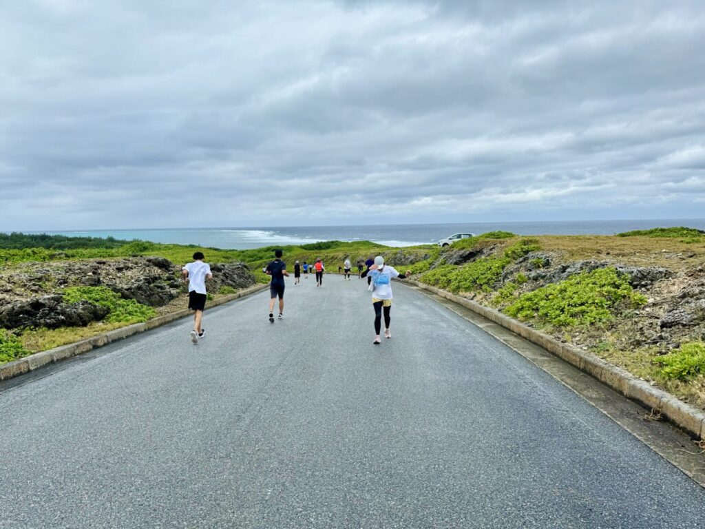 「17ENDハーフマラソン」いよいよ急坂を超えて白鳥岬へ