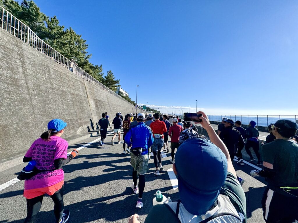 「湘南国際マラソン」スタート直後の様子