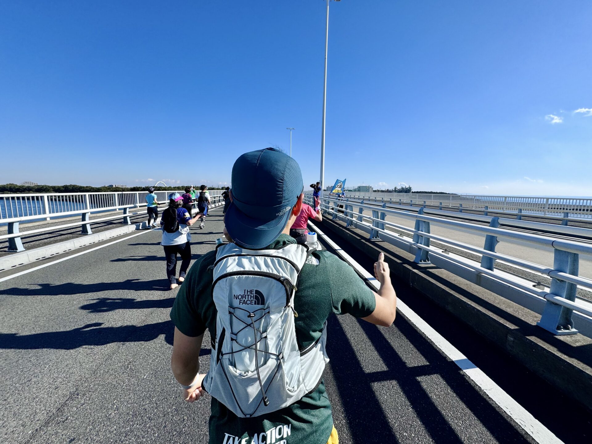 「湘南国際マラソン」湘南大橋を通過