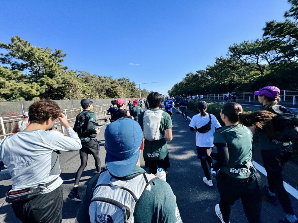 「湘南国際マラソン」11km過ぎても周りにはランナーがたくさん