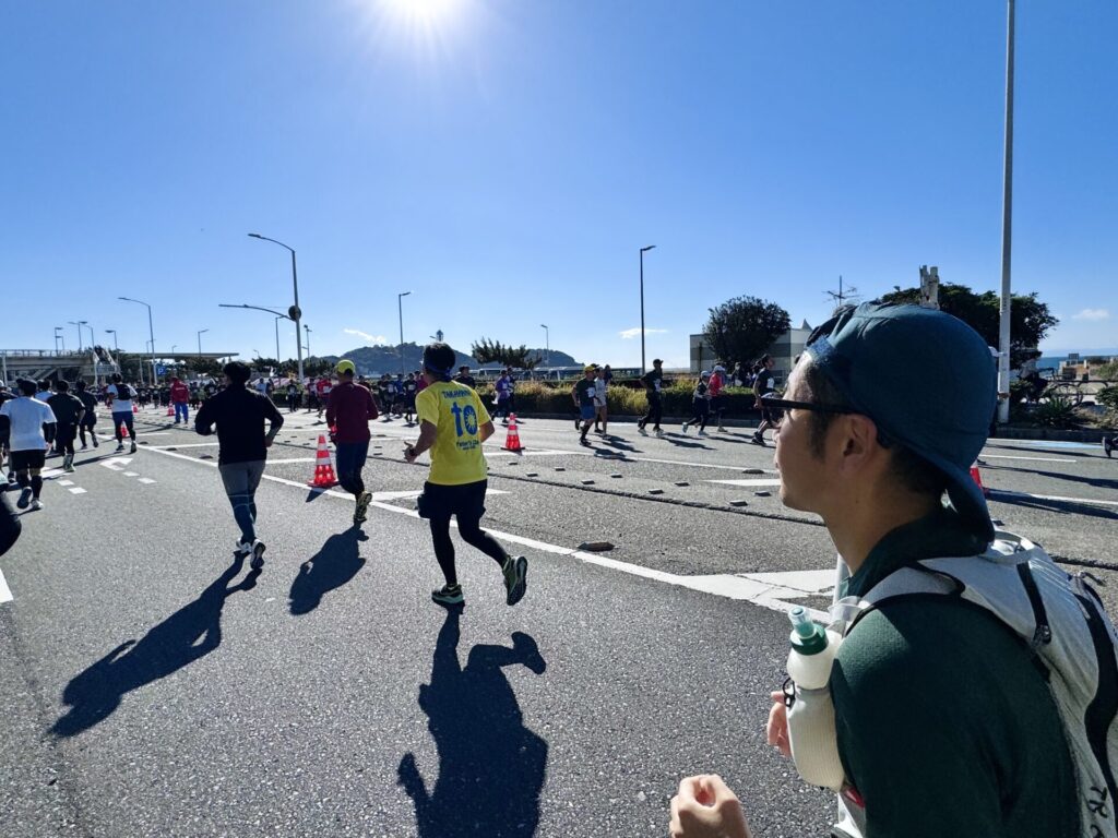 「湘南国際マラソン」江の島が見えてきた