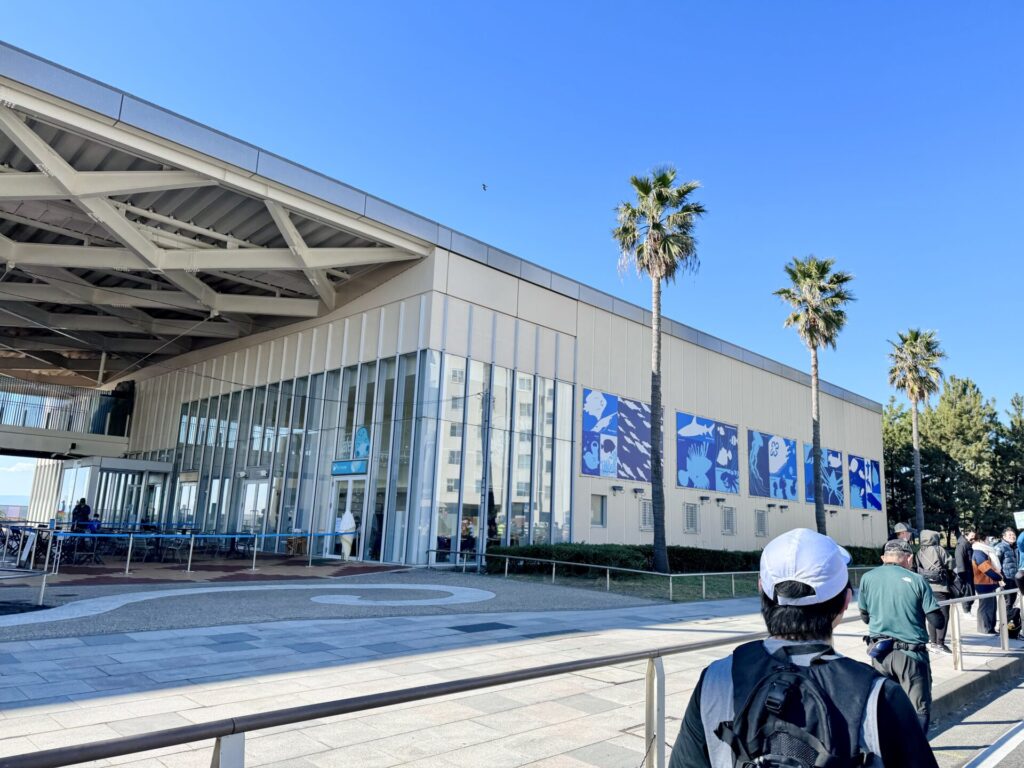 「湘南国際マラソン」新江の島水族館を通過