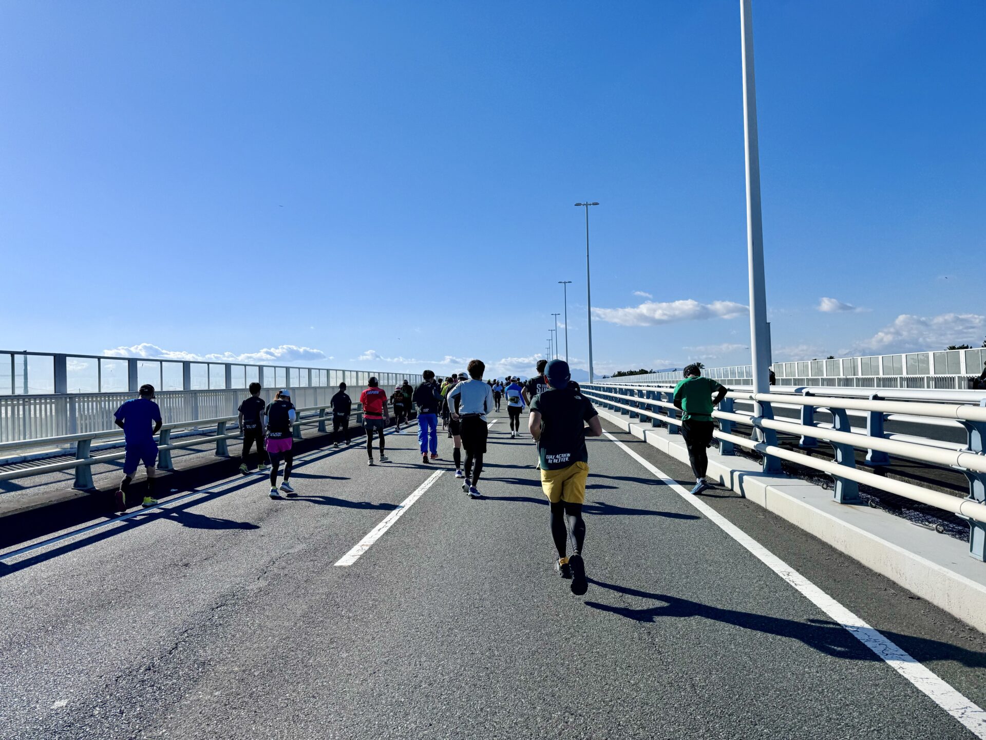 「湘南国際マラソン」復路の湘南大橋
