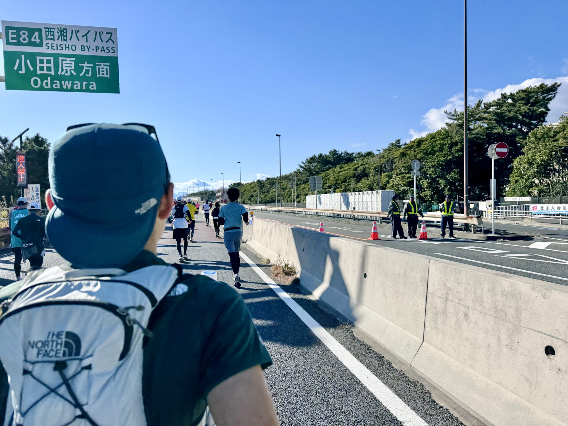 「湘南国際マラソン」復路の西湘バイパスへ