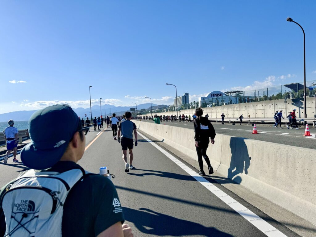 「湘南国際マラソン」大磯プリンスホテルを通過