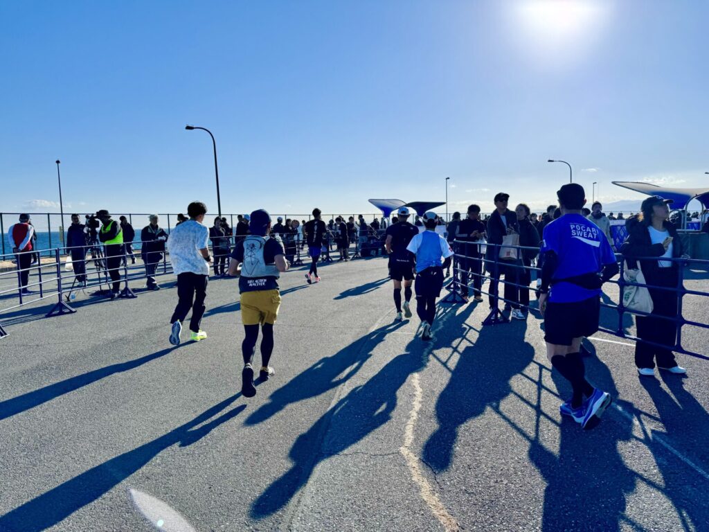 「湘南国際マラソン」ゴールまでもうすぐ