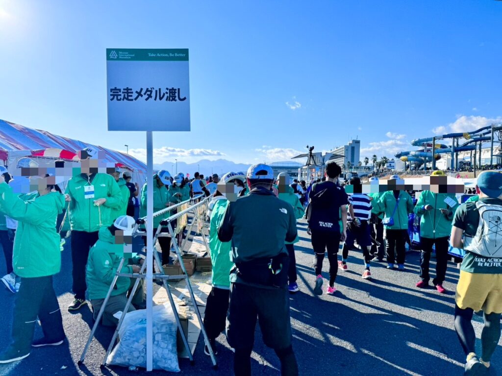 「湘南国際マラソン」完走メダル受け取り