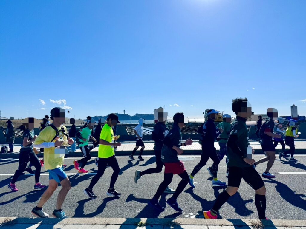「湘南国際マラソン」復路のランナーの様子