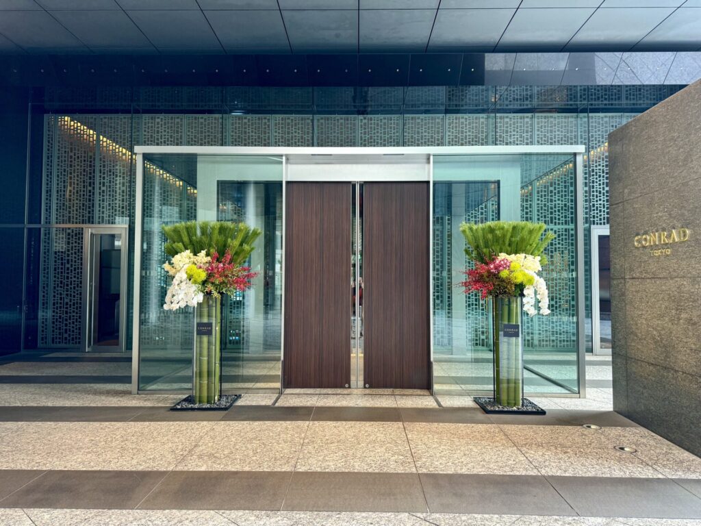 年末年始のコンラッド東京 エントランス
