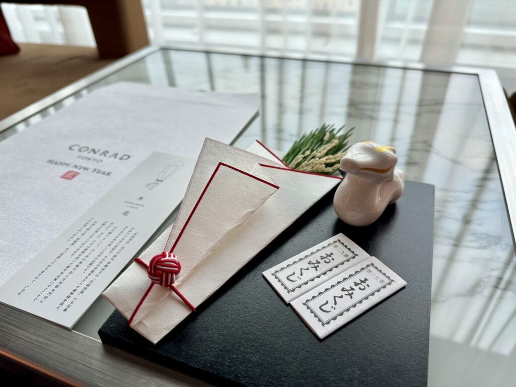 年末年始のコンラッド東京に宿泊 お正月飾りとおみくじあり
