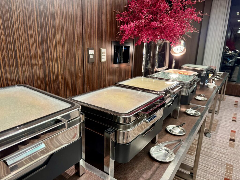 コンラッド東京 28階エグゼクティブラウンジ カクテルタイム ビュッフェ台