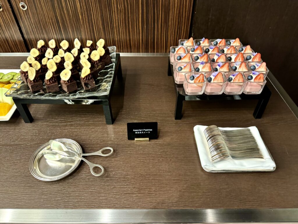 コンラッド東京 28階エグゼクティブラウンジ カクテルタイム ビュッフェ台 ケーキ