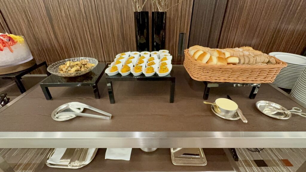 コンラッド東京 28階エグゼクティブラウンジ カクテルタイム ビュッフェ台