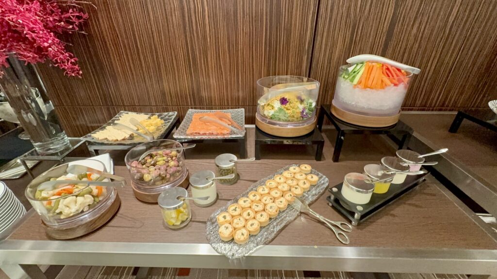 コンラッド東京 28階エグゼクティブラウンジ カクテルタイム ビュッフェ台