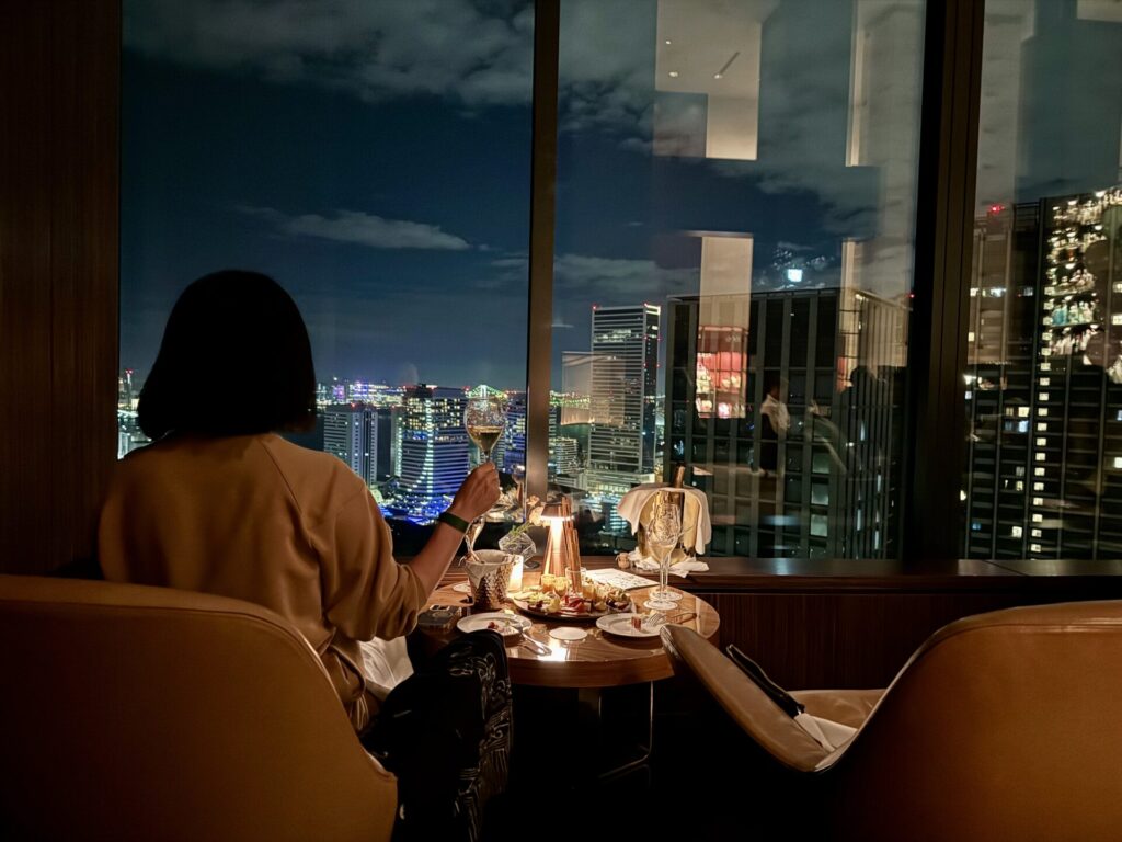 コンラッド東京 カウントダウンパーティー 夜景を見ながら乾杯