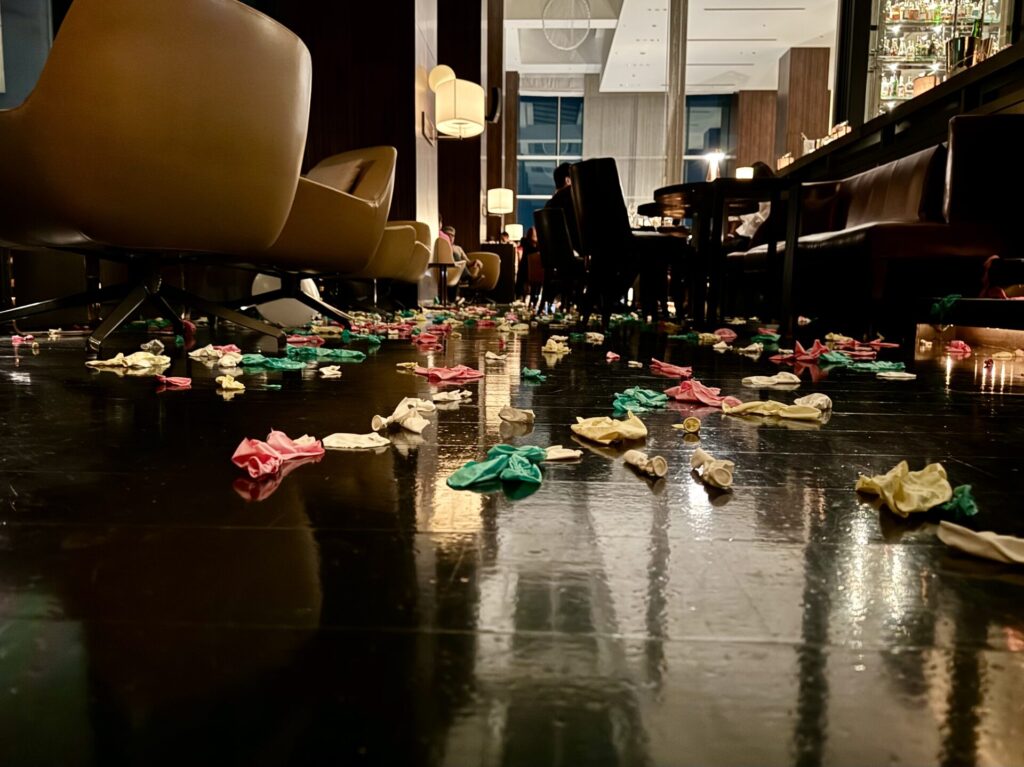 コンラッド東京 カウントダウンパーティー 風船の残骸