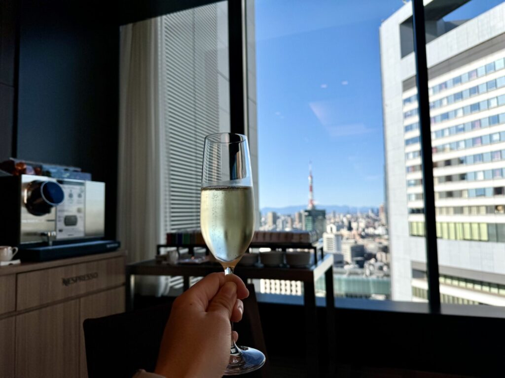 コンラッド東京 特設エグゼクティブラウンジ 朝食 スパークリングで乾杯