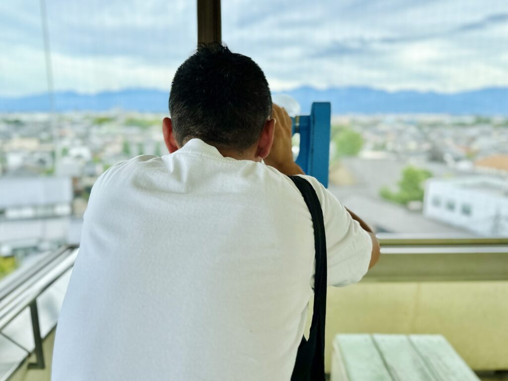 岩瀬地区 観光スポット「富山港展望台」望遠鏡で立山連峰を観察