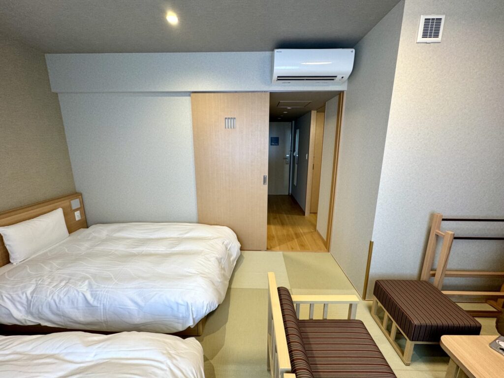 野乃浅草別邸 デラックストリプルルーム 窓側から客室内