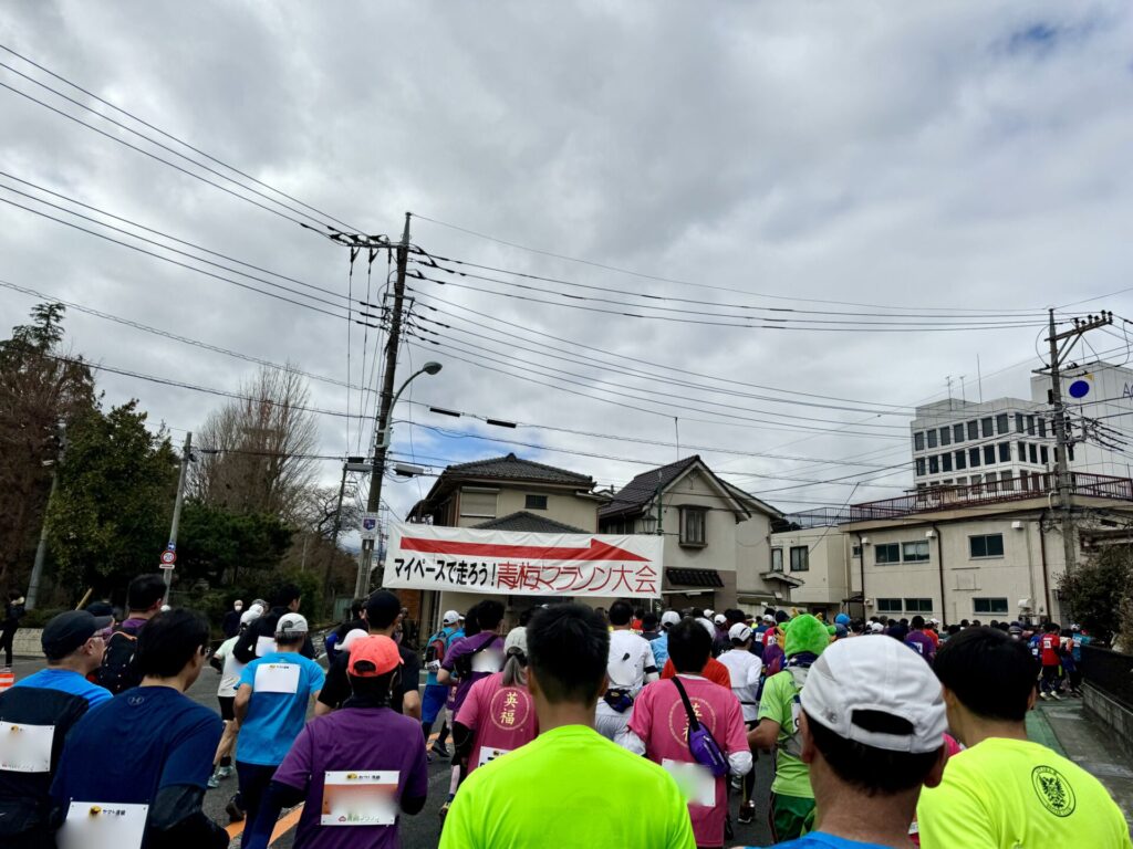 青梅マラソン スタートすぐの90度カーブ