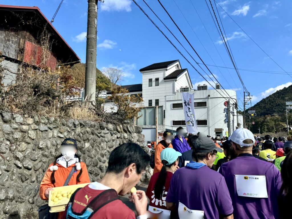 青梅マラソン 1回目の給食エリア 柚子まんじゅう