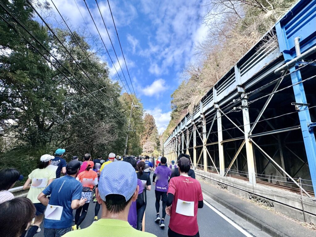 青梅マラソン 石神前駅手前の様子