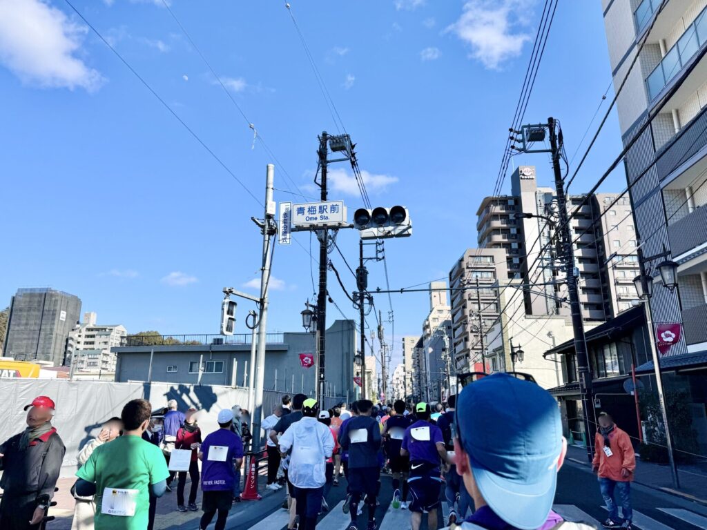 青梅マラソン 青梅駅前を通過