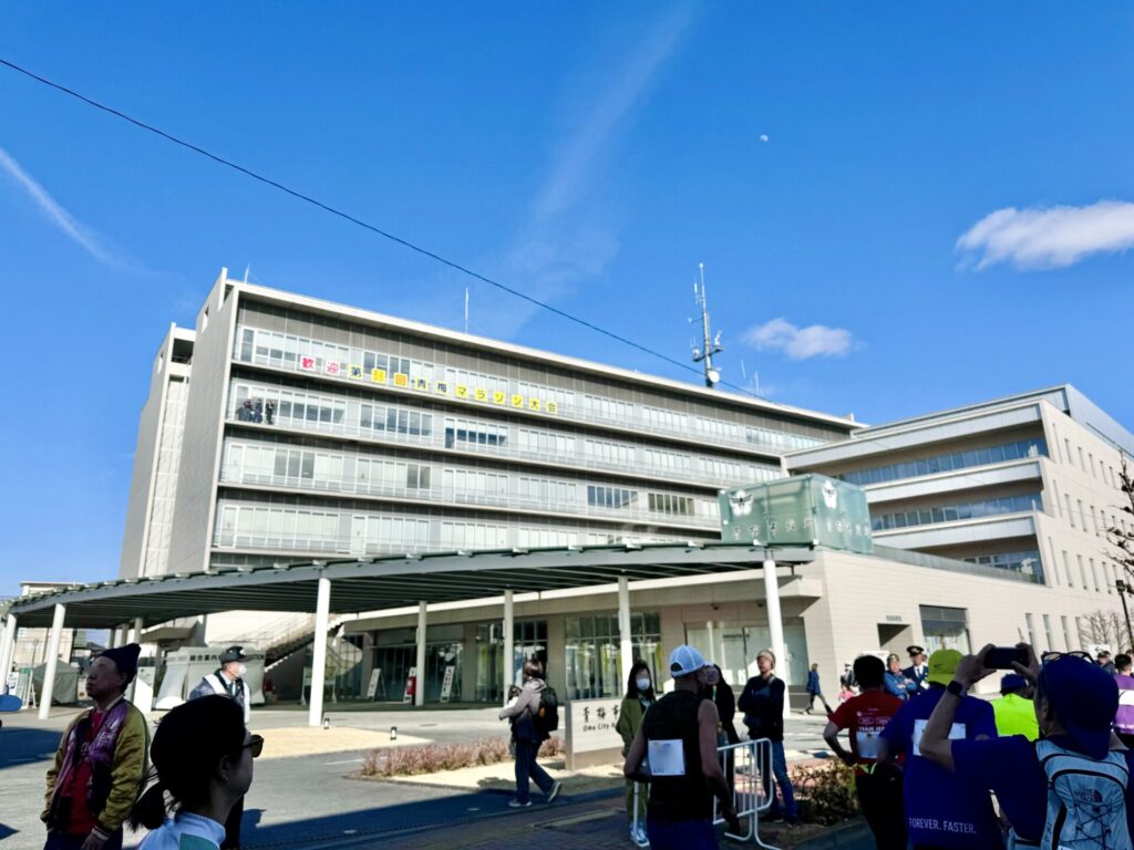 青梅マラソン 青梅市役所前を通過