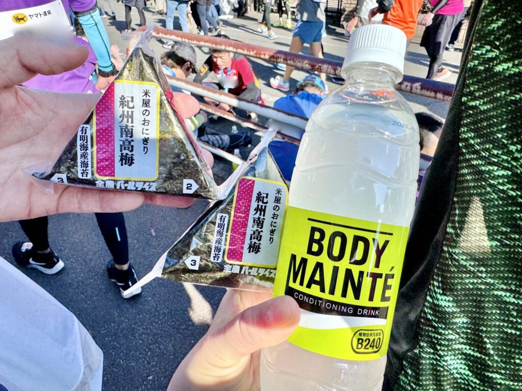 青梅マラソン 完走後にもらったスポーツドリンクとおにぎり