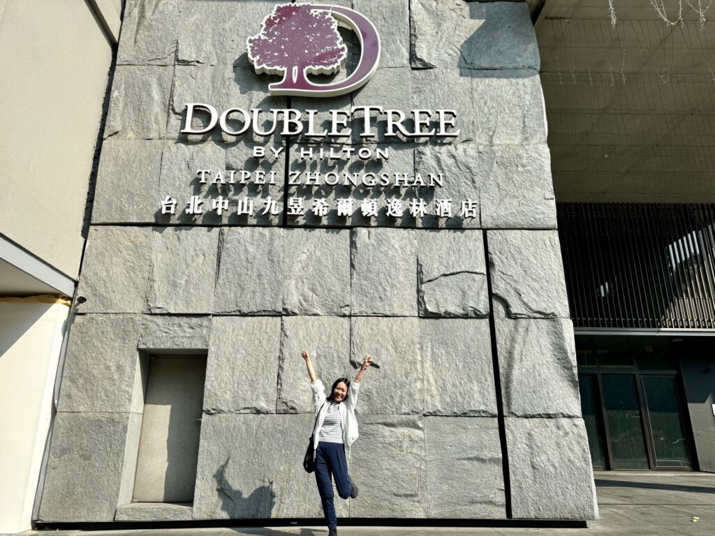 ダブルツリーbyヒルトン台北中山 ロゴマークで記念撮影