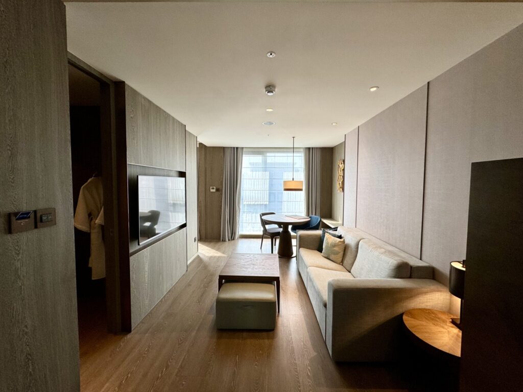 ダブルツリーbyヒルトン台北中山 コーナースイート リビングルーム