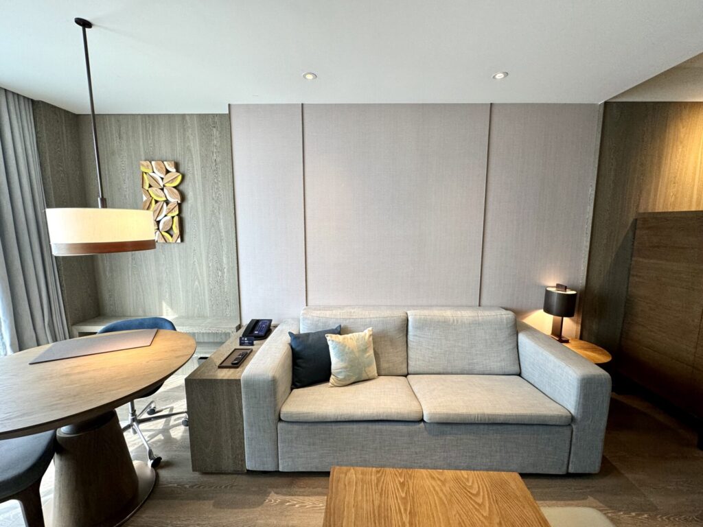 ダブルツリーbyヒルトン台北中山 コーナースイート ソファ