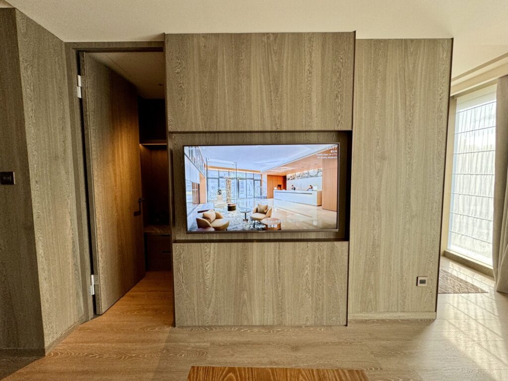 ダブルツリーbyヒルトン台北中山 コーナースイート リビングのテレビ