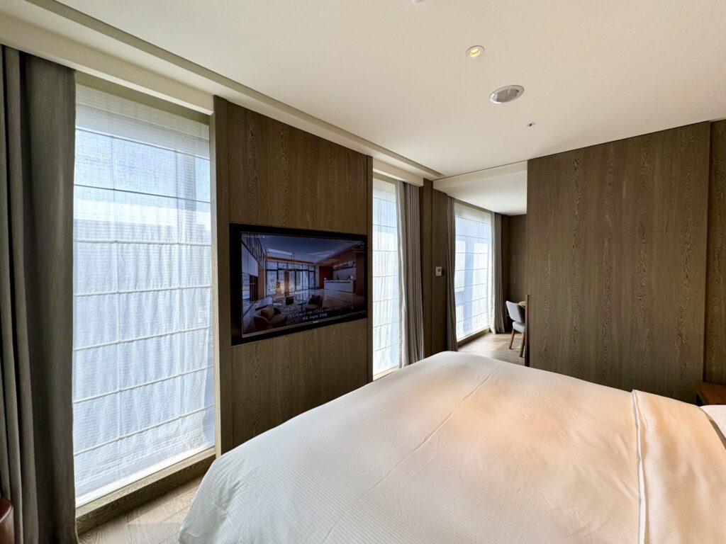 ダブルツリーbyヒルトン台北中山 コーナースイート ベッドルームのテレビ