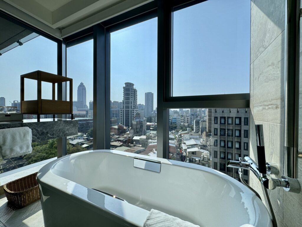 ダブルツリーbyヒルトン台北中山 コーナースイート バスタブからの眺め
