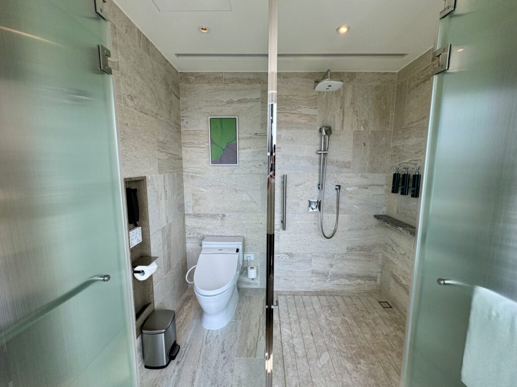 ダブルツリーbyヒルトン台北中山 コーナースイート トイレとシャワールーム