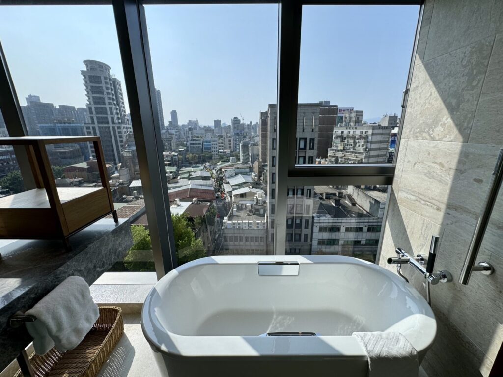 ダブルツリーbyヒルトン台北中山 コーナースイート バスタブからの眺め