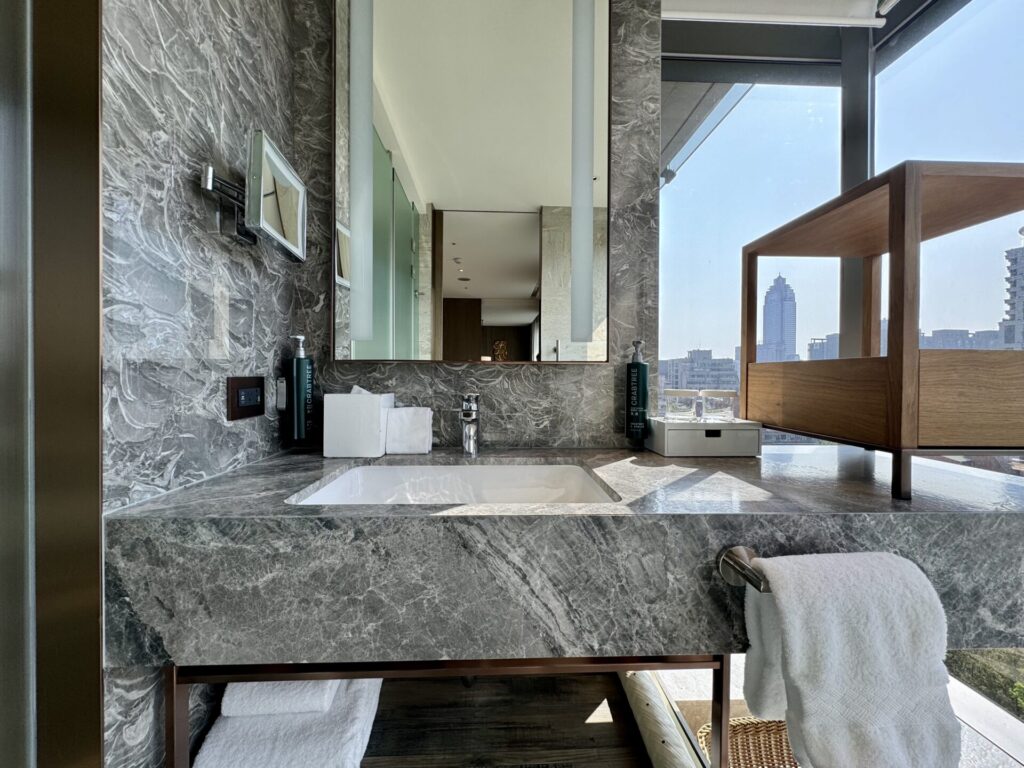 ダブルツリーbyヒルトン台北中山 コーナースイート 洗面台