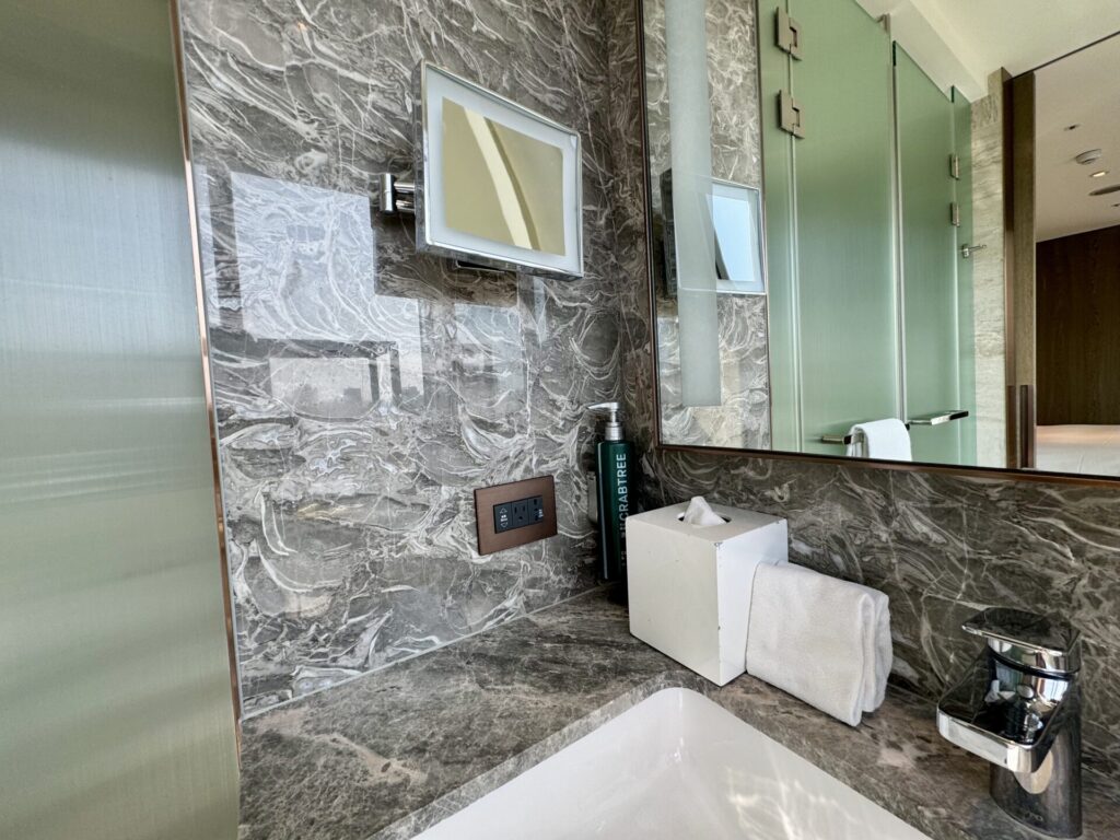 ダブルツリーbyヒルトン台北中山 コーナースイート 洗面台